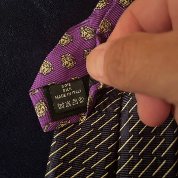 Versace Tie vibrant colors and very classy 3.5 inches! Very Rare & stylish🇮🇹 - Picture 2 of 6
